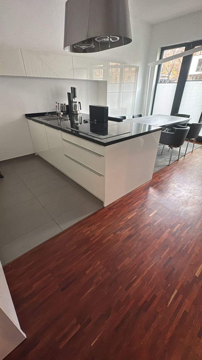 Ordentlicher Ess- und Wohnbereich nach gründlicher Wohnungsreinigung in Berlin.“