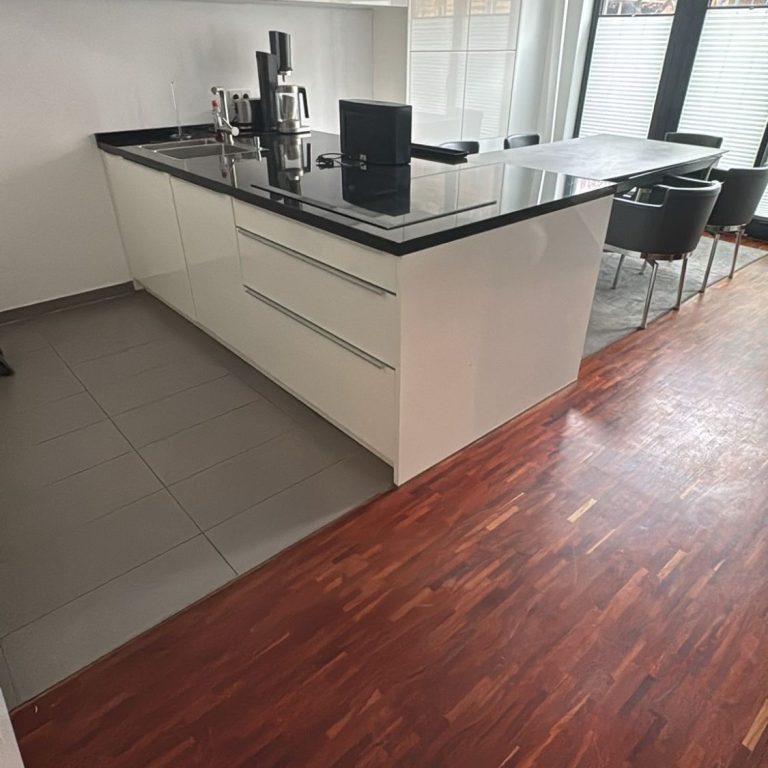 Fix&Klar Mitarbeiter bei gründlicher Büroreinigung in Berlin und Brandenburg