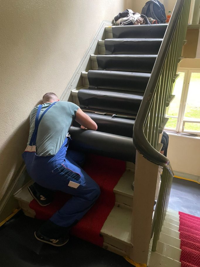 Fix&Klar Team bei Schutzmaßnahmen für Treppen