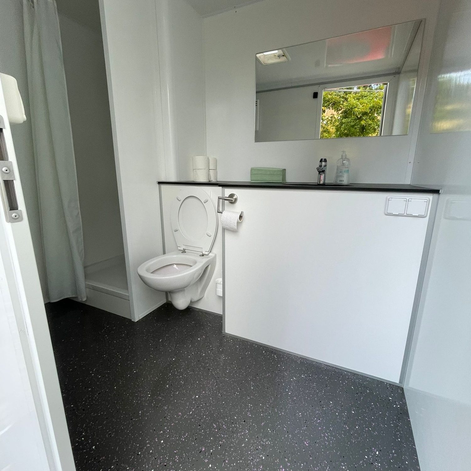 Team von fix und klar beim Abdecken reinigen der Toiletten in Berlin Steglitz