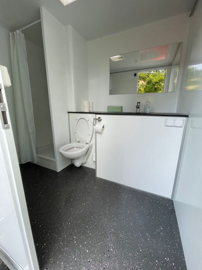 Fix&Klar Team bei der Badreinigung