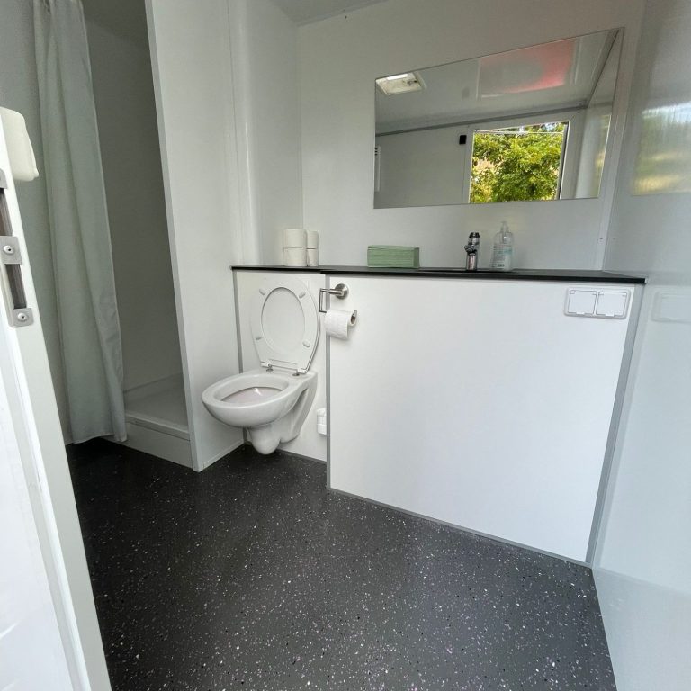 Fix&Klar beim Reinigen eines Flurs in Berlin und Brandenburg