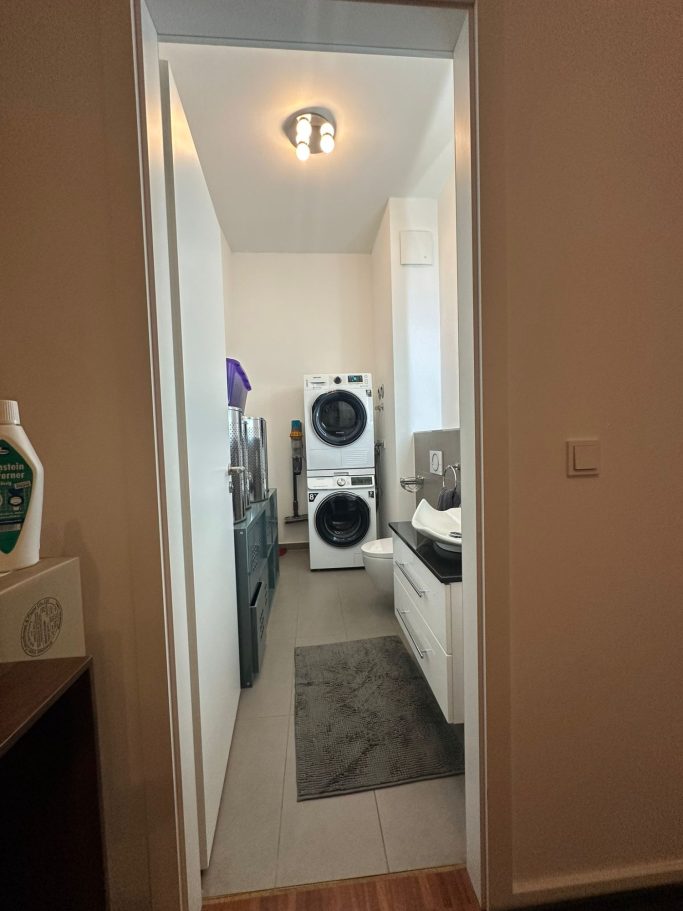 Reinigungsfirma fix und klar sorgt für eine gepflegte Wohnung in Berlin.