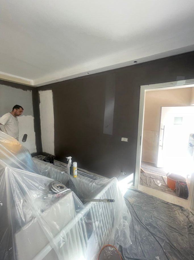 Mitarbeiter von Fix&Klar bei Renovierungsarbeiten