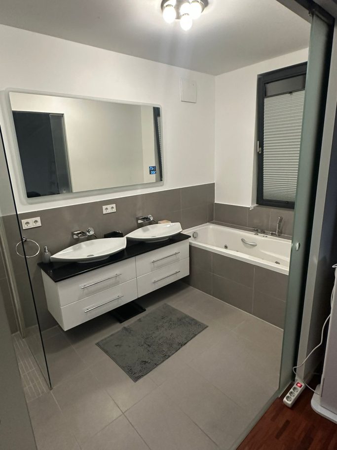 „Saubere, aufgeräumte Wohnung in Berlin nach einer Wohnungsreinigung vom Reinigungsservice fix und klar.