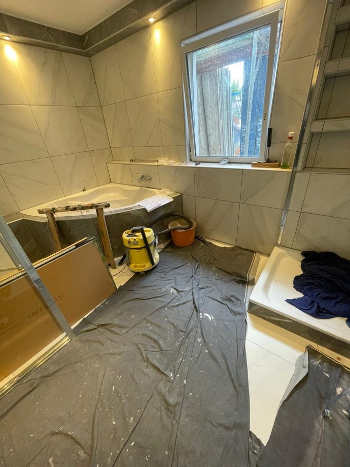 Fix&Klar Team bei Schutzmaßnahmen für Möbel