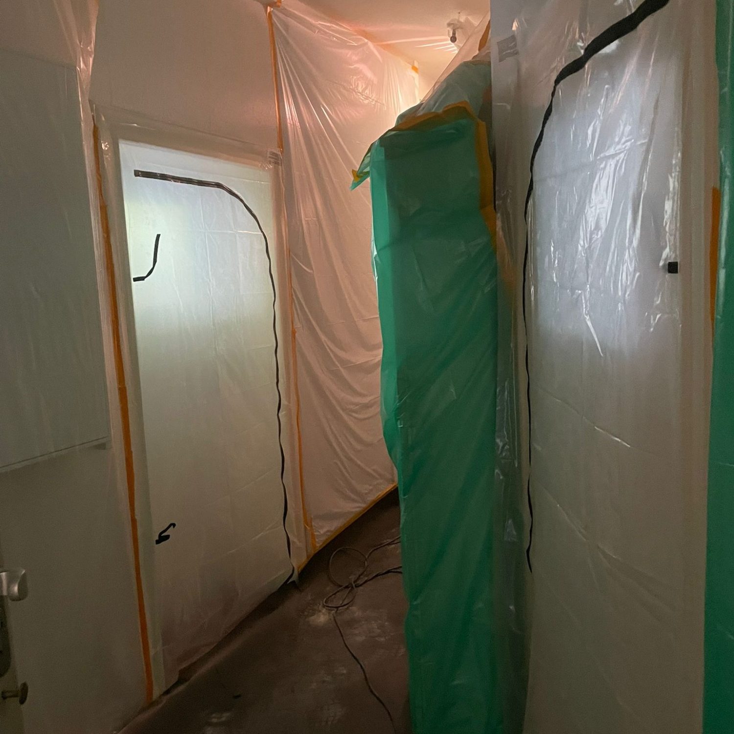 Bodenschutz und Staubschutztüren von fix und klar bei Renovierungsarbeiten in Berlin Zehlendorf