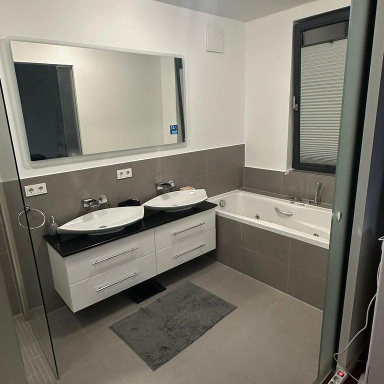 Fix&Klar beim Reinigen eines Flurs in Berlin und Brandenburg