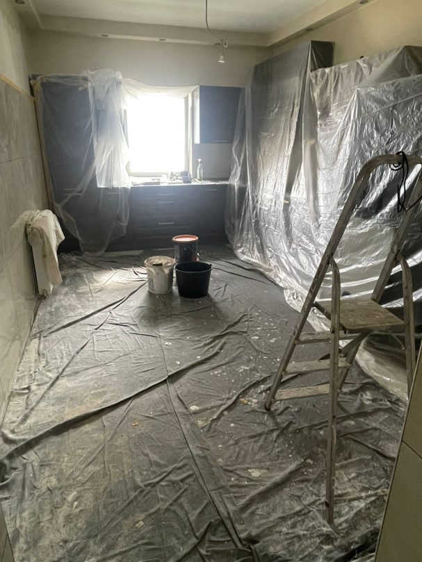 Fix&Klar Mitarbeiter streicht Wand mit Präzision in Berlin Steglitz