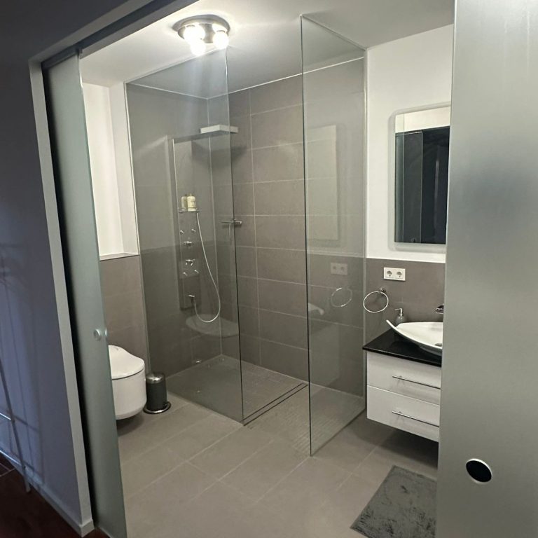 Fix&Klar beim Reinigen eines Flurs in Berlin und Brandenburg